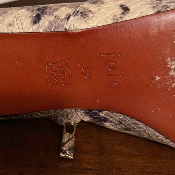 Beautiful snake skin designer bootie with kitten heel, size 39. Calinda style - Picture 10 of 14